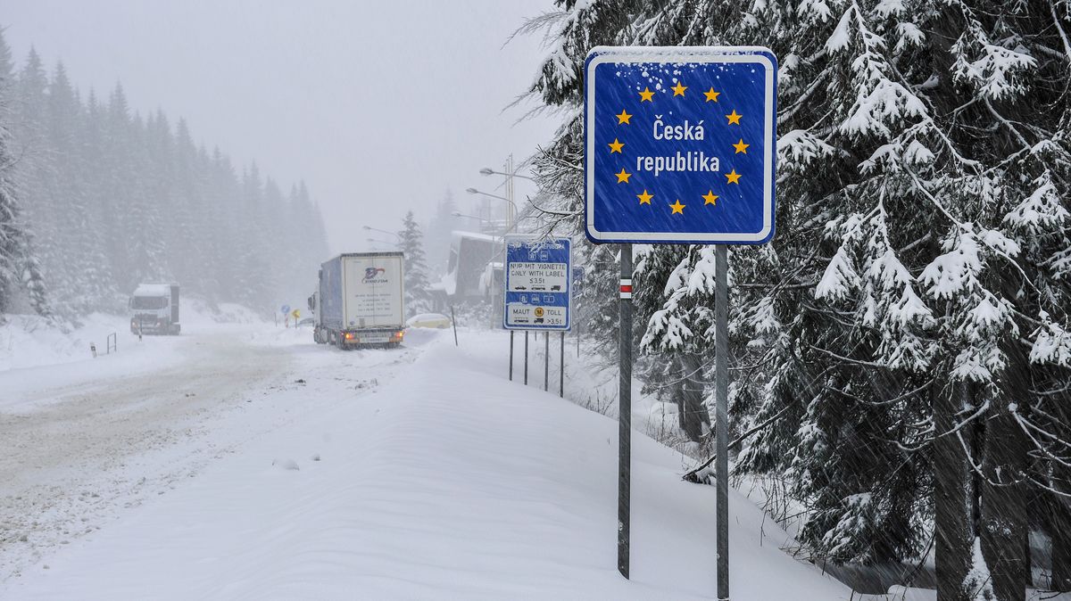 Sněží a sněží. Nákladní doprava na severu má potíže